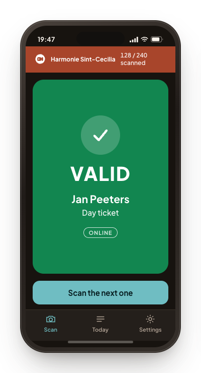 The scanning app at the entrance with a green panel: valid, with the visitor’s name and the ticket type.