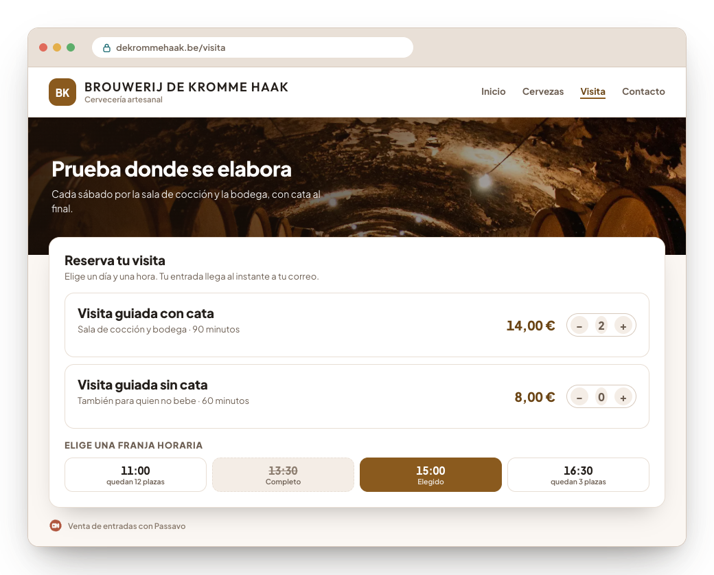 Una ventana de navegador con la web de una cervecería: el menú, una foto de ambiente con un titular y, debajo, la tienda de entradas integrada con dos visitas guiadas y una selección de franjas horarias.