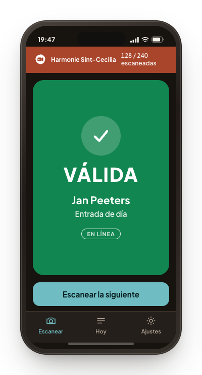 La aplicación de escaneo en la entrada con un panel verde: válida, con el nombre del visitante y el tipo de entrada.