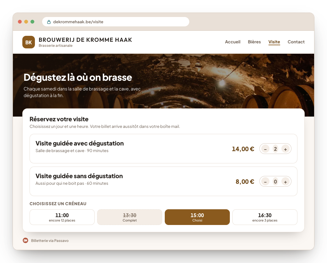 Une fenêtre de navigateur avec le site d'une brasserie : le menu, une photo d'ambiance avec un titre, et en dessous la billetterie intégrée avec deux visites guidées et un choix de créneaux horaires.