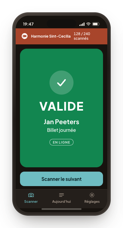 L'application de scan à l'entrée avec un cadre vert : valide, avec le nom du visiteur et le type de billet.
