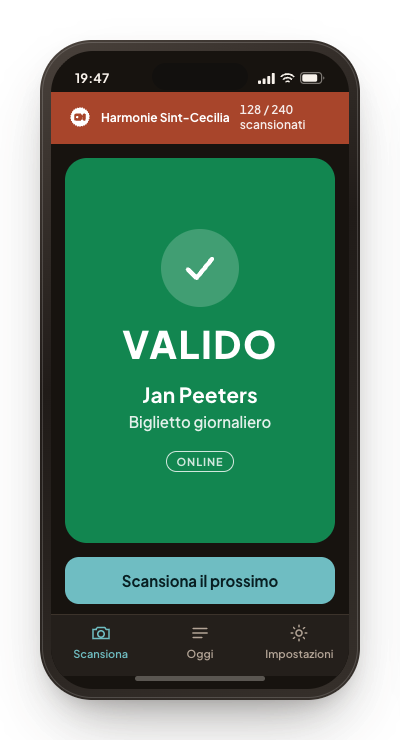 L'app di scansione all'ingresso con un riquadro verde: valido, con il nome del visitatore e il tipo di biglietto.