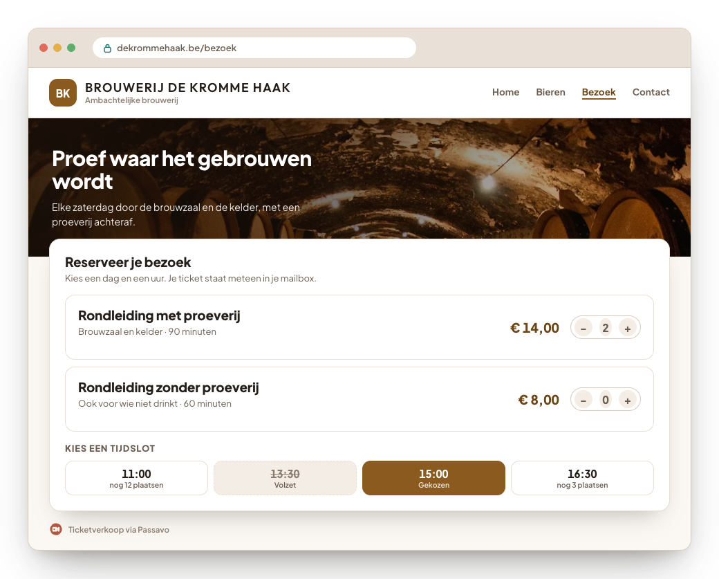 Een browservenster met de website van een brouwerij: het menu, een sfeerfoto met een kop, en daaronder de ingebouwde ticketshop met twee rondleidingen en een keuze uit tijdsloten.