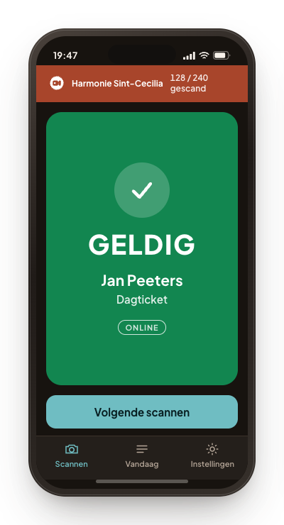 De scan-app aan de ingang met een groen vlak: geldig, met de naam van de bezoeker en het tickettype.