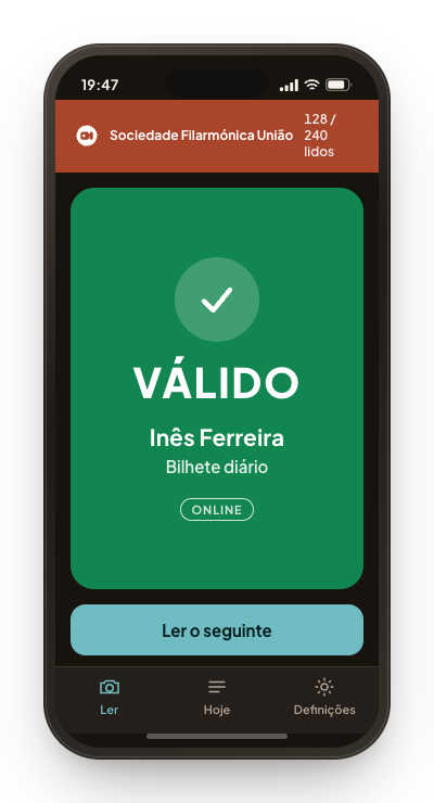 A app de leitura à entrada com um ecrã verde: válido, com o nome do visitante e o tipo de bilhete.